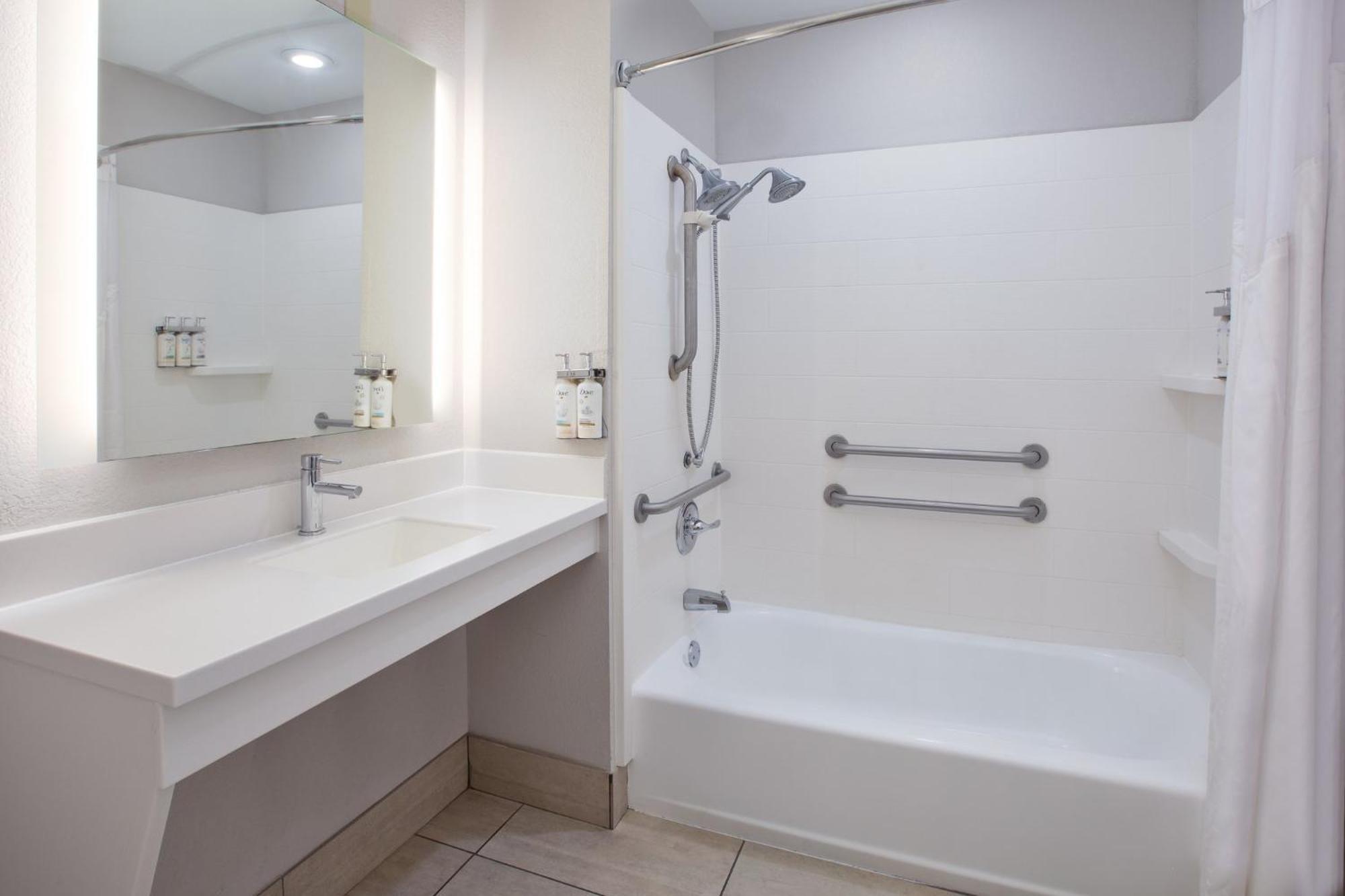 Holiday Inn Express Hotel & Suites Athens By Ihg Exterior photo